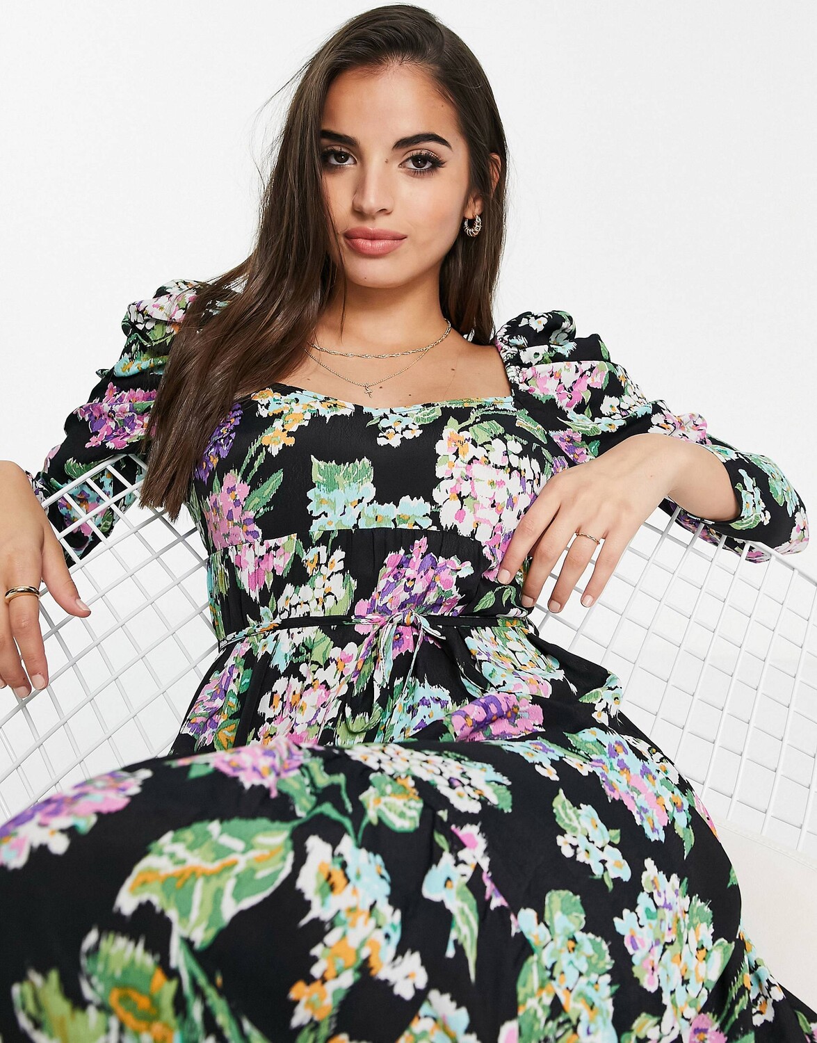 

Платье миди с рукавами и крупными цветками Miss Selfridge