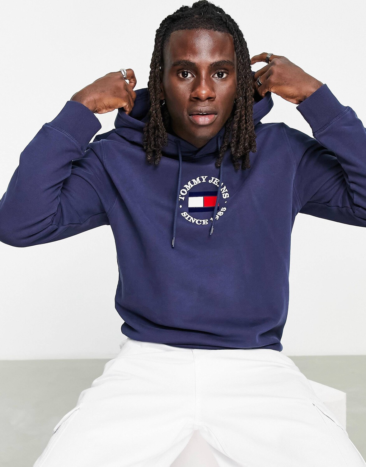 

Выбеленное темно-синее худи с классическим логотипом Tommy Jeans
