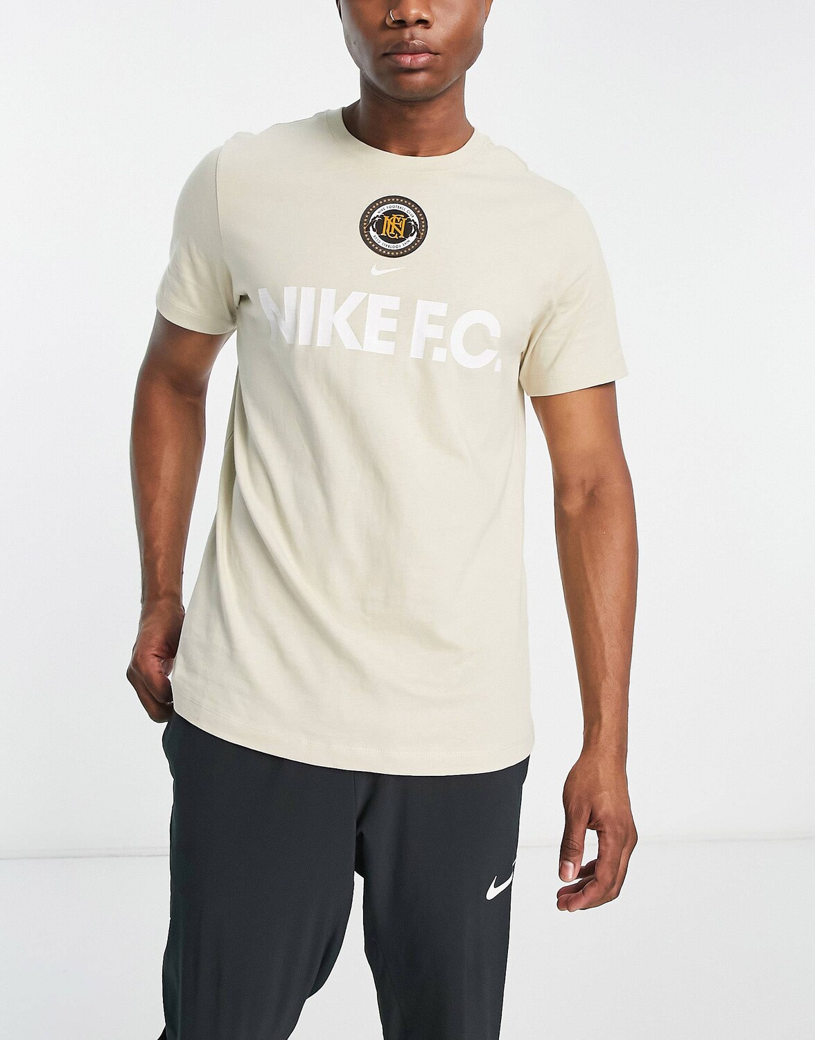 

Серая футболка с графическим принтом Nike Football FC