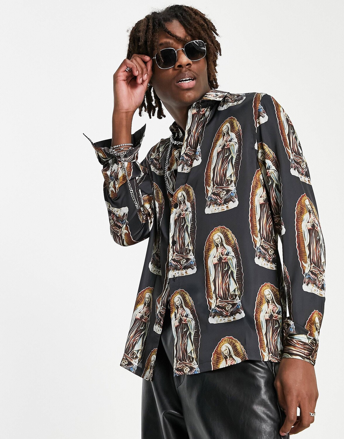 

Атласная рубашка с ренессансным принтом ASOS DESIGN revere