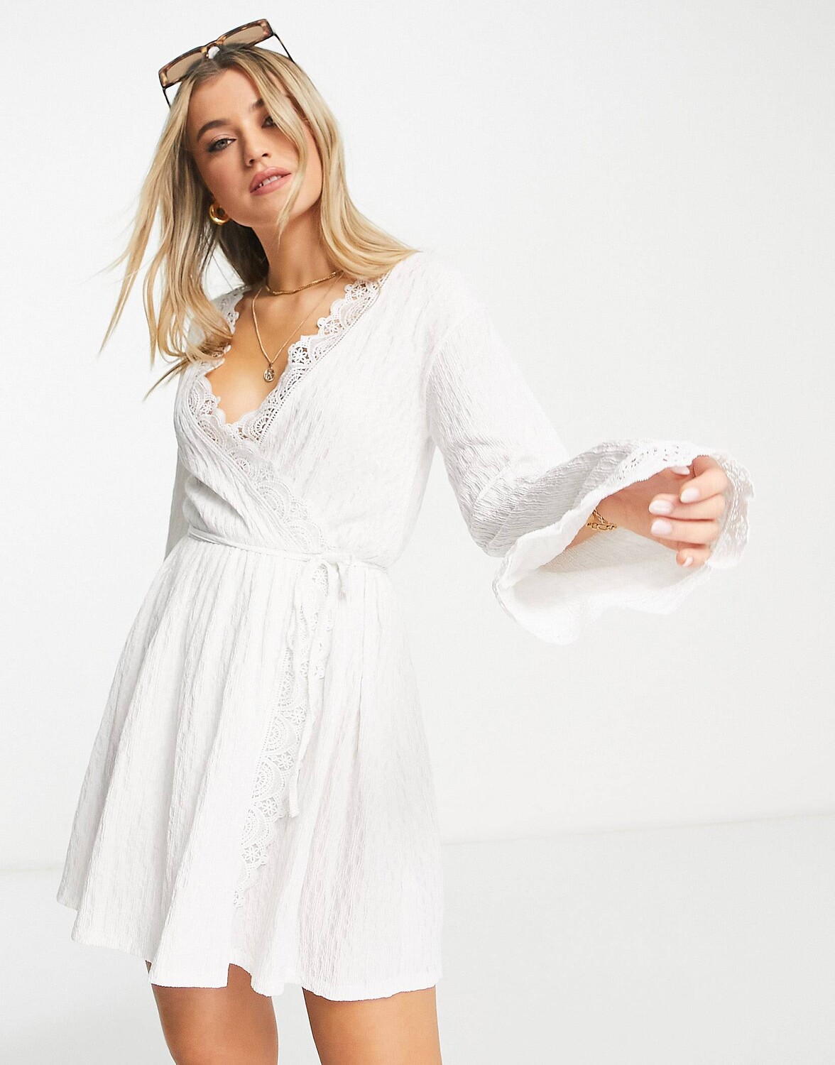 

Белое фактурное платье мини с поясом и длинными рукавами ASOS DESIGN