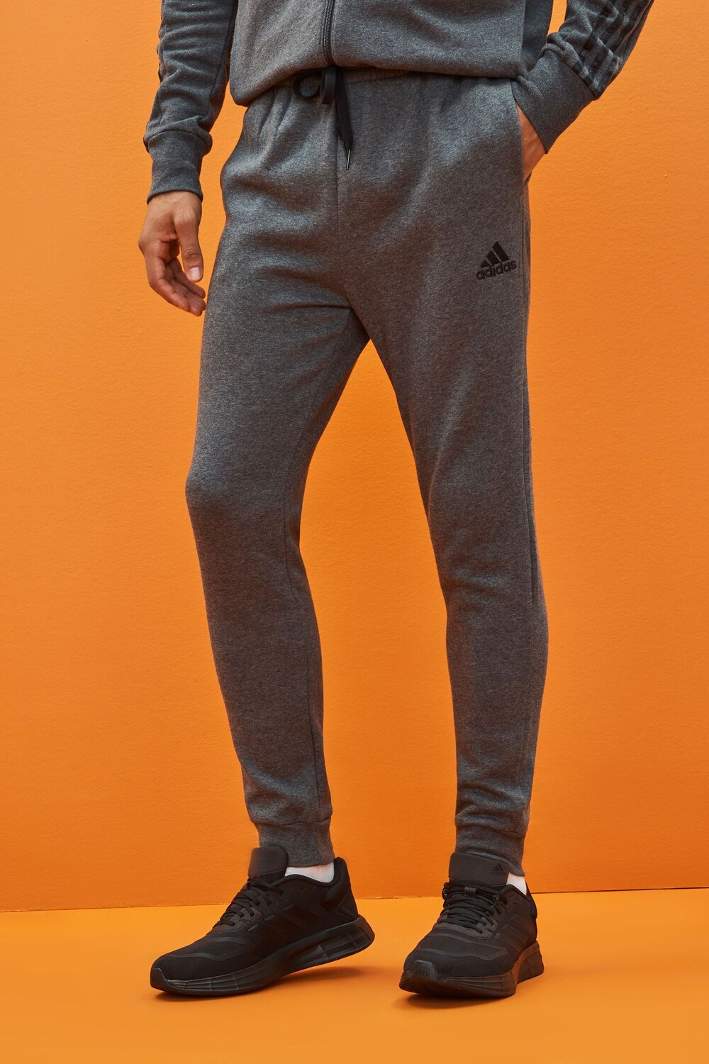 

Sportswear Essentials стандартного кроя с зауженными штанинами adidas, серый