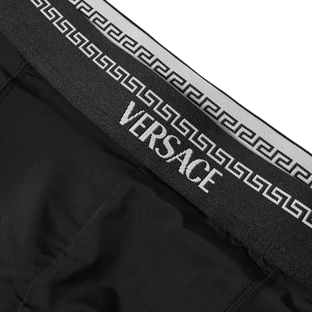 

Шорты с логотипом греческой группы Versace