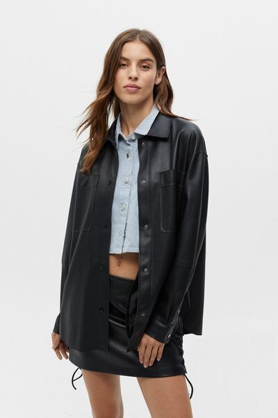 

Верхняя рубашка с эффектом кожи PULL&BEAR