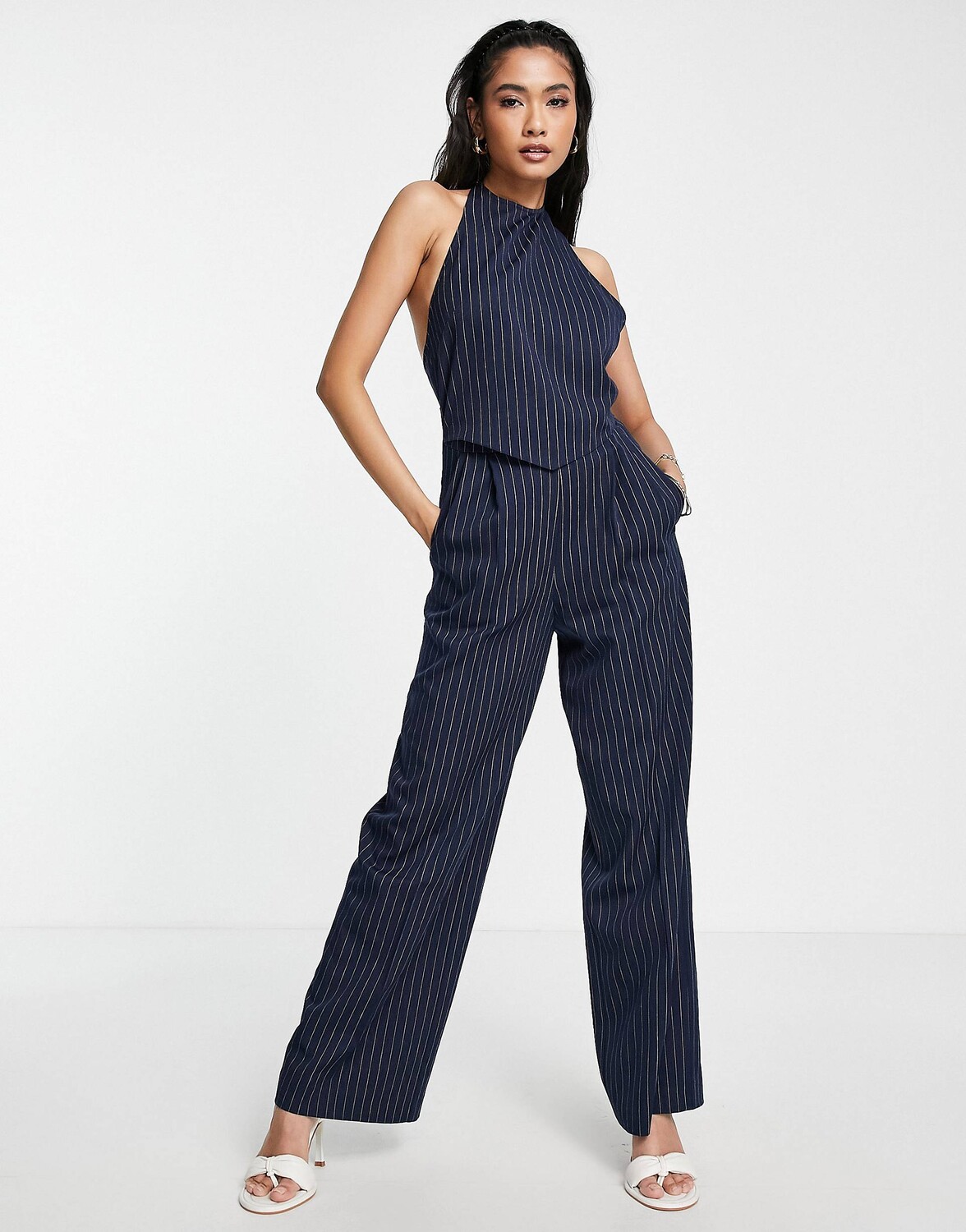 

Темно-синий комбинезон в тонкую полоску ASOS DESIGN 2 в 1 с лямкой на шее ASOS DESIGN