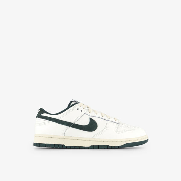 

Кожаные кроссовки Dunk Low с брендовым декором Nike, цвет sail deep jungle coconut