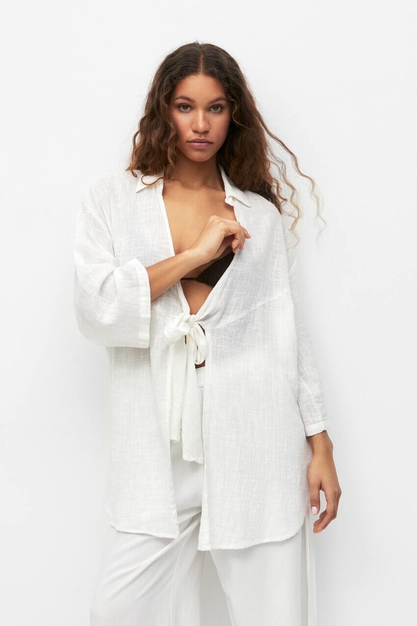 

Рубашка с короткими рукавами и узлом Pull&Bear, экрю