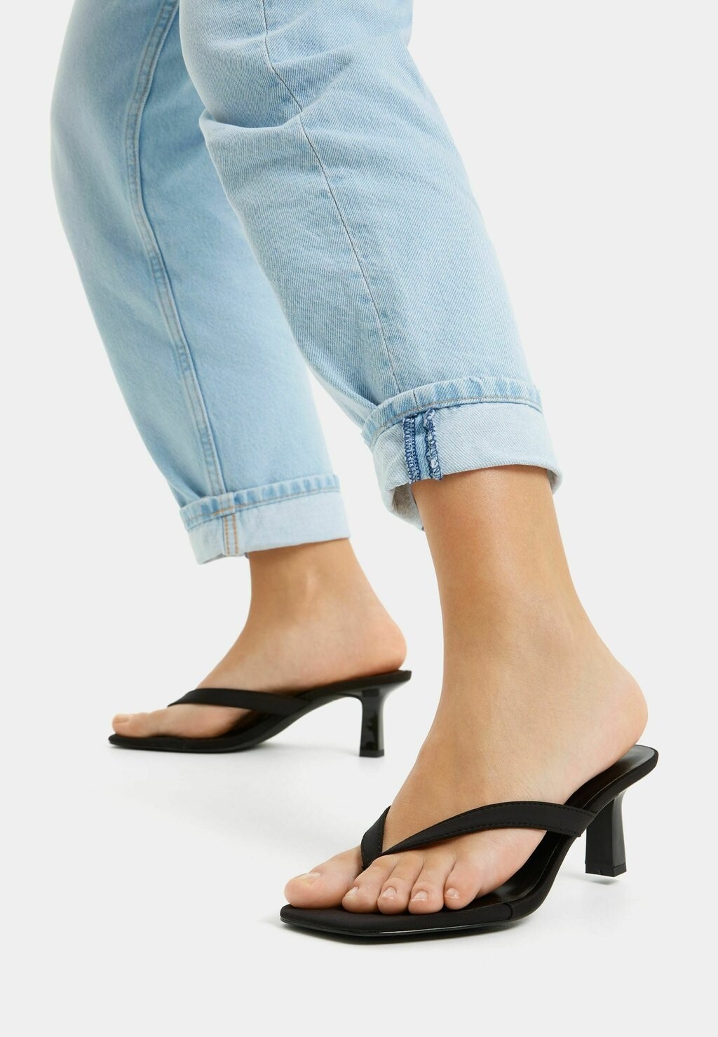

Шлепанцы Bershka, цвет black