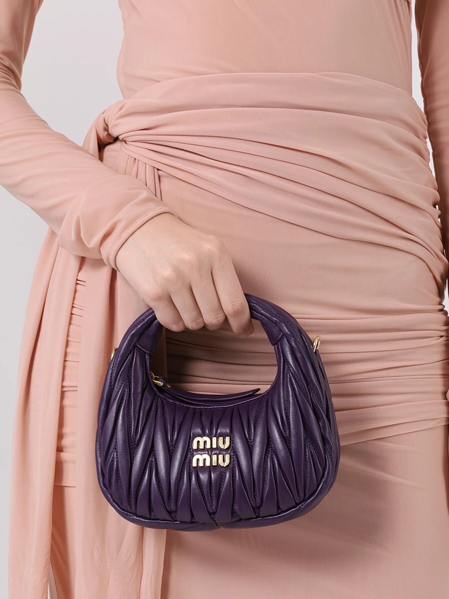 

Сумка-хобо Miu Miu Wander Matelasse Mini, фиолетовый