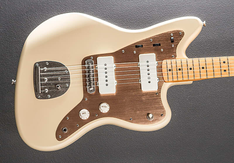 

40th Anniversary Jazzmaster Vintage Edition - Satin Desert Sand Squier 40th Anniversary Jazzmaster Edition -