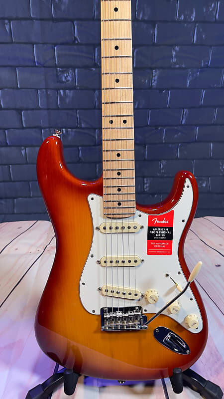 

Fender American Pro Stratocaster Сиенна Санберст