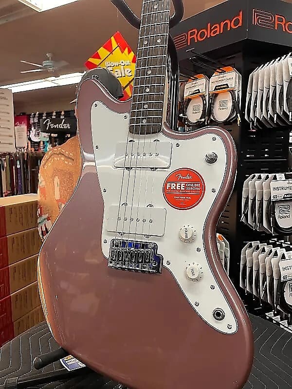 

Squier Affinity Series Jazzmaster, лавровый гриф, белая накладка, бордовый туман Affinity Series Jazzmaster, Laurel Fingerboard, White Pickguard, Burgundy Mist