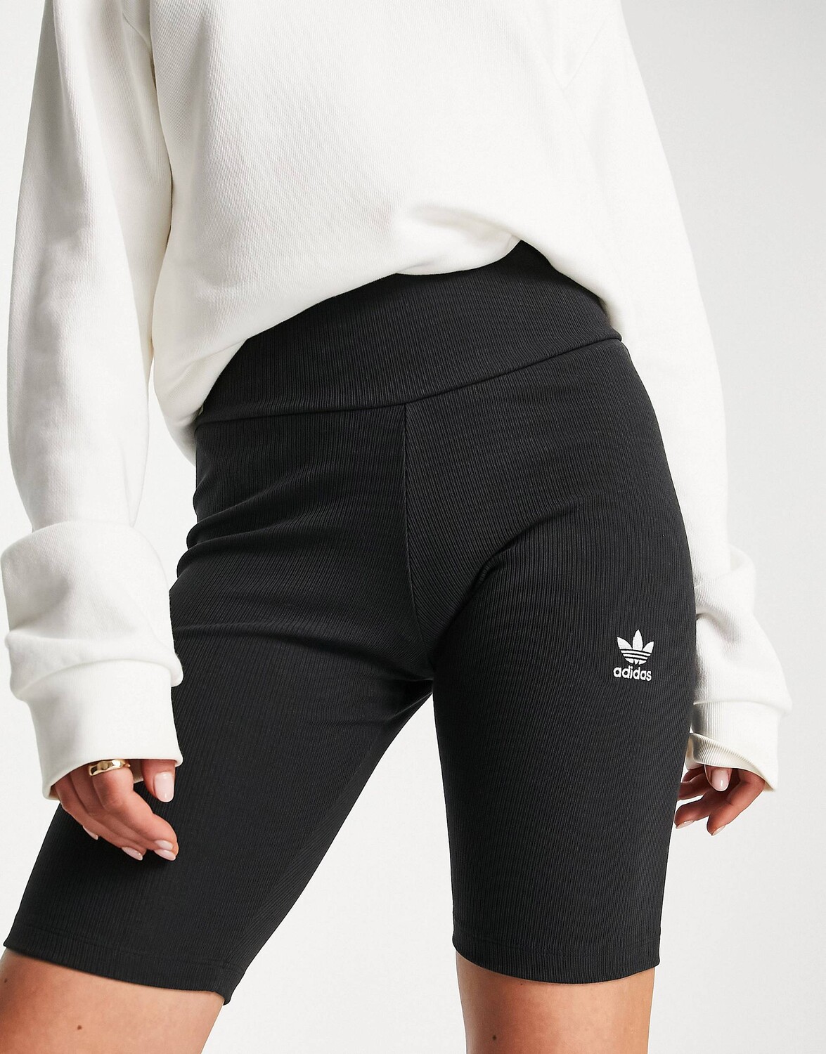 

Черные шорты-леггинсы adidas Originals Essentials