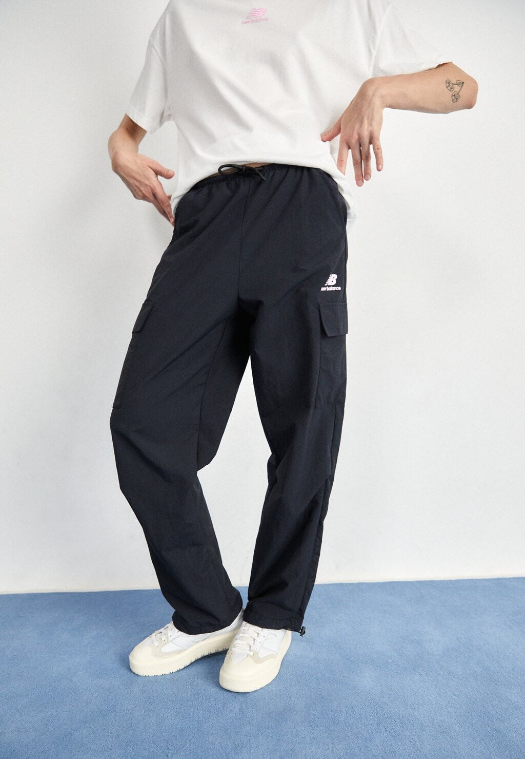 Брюки-карго New Balance PARACHUTE PANT, цвет black