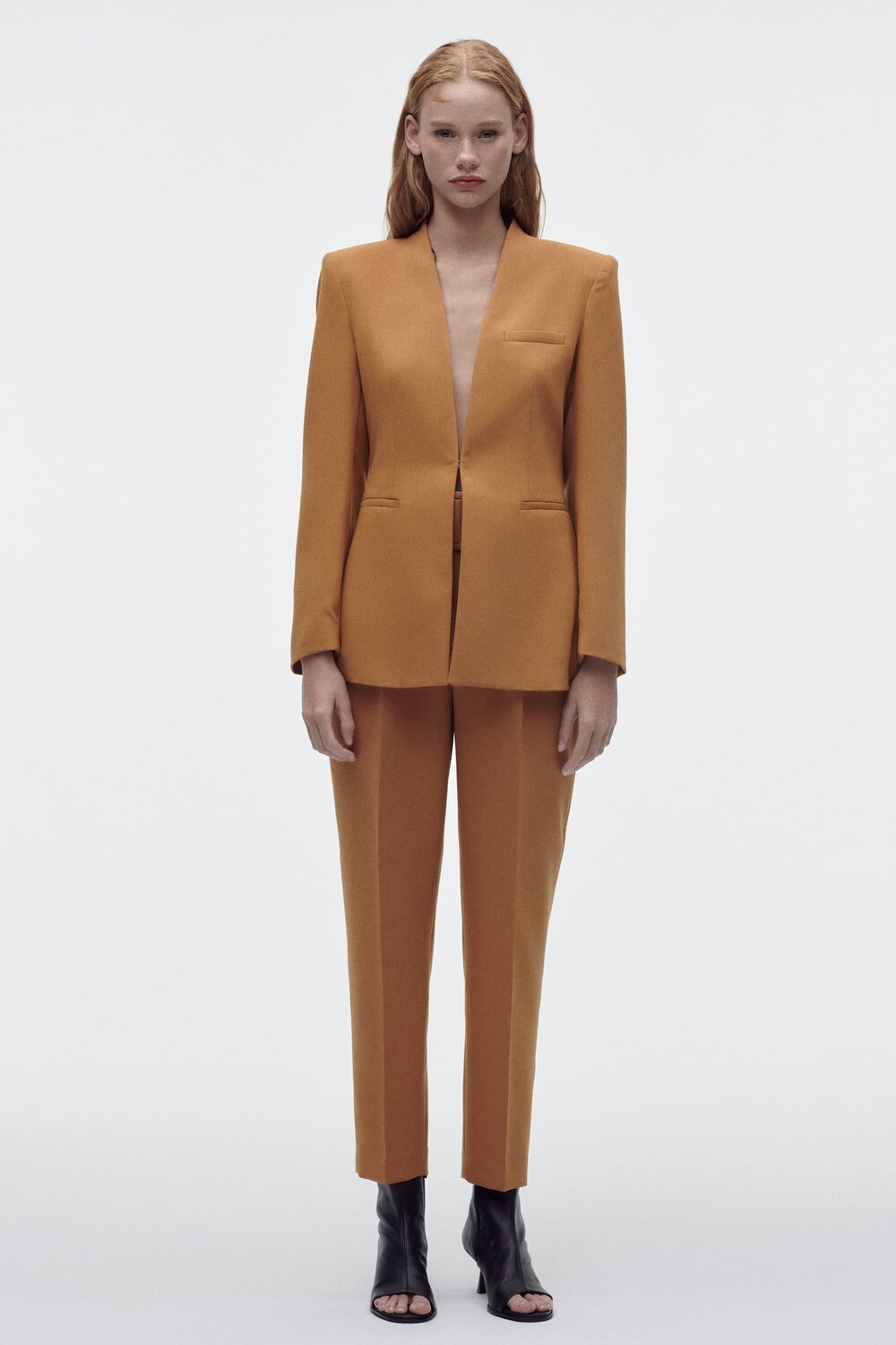 

Приталенный блейзер без лацкан ZARA, кэмел