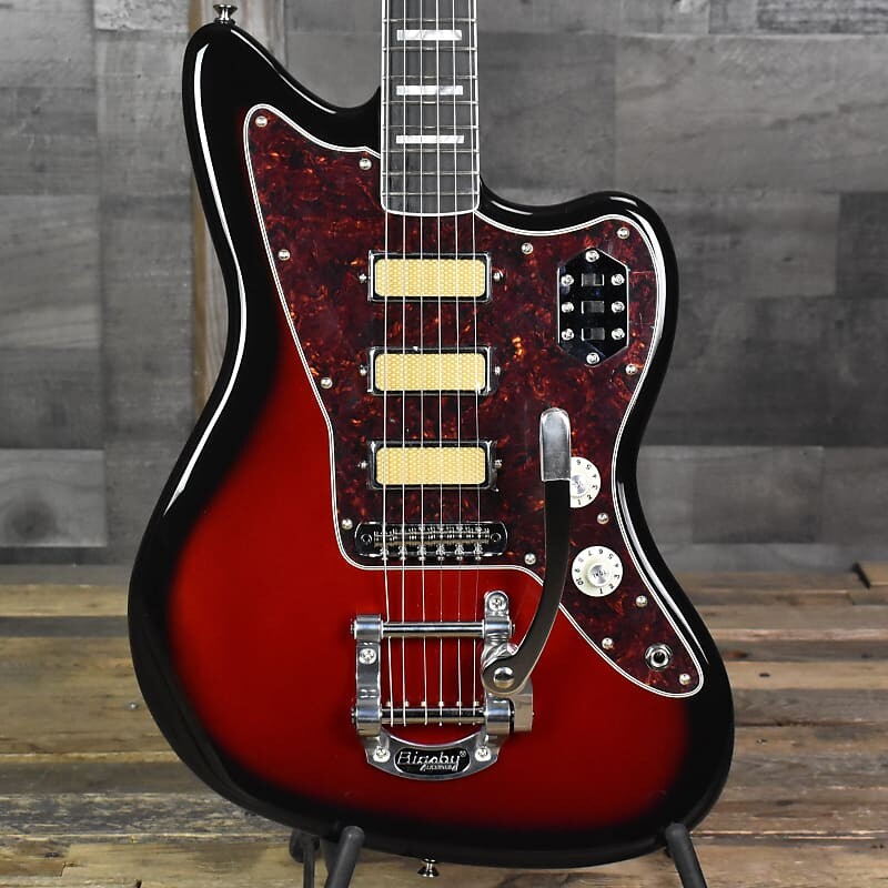 

Fender Gold Foil Jazzmaster, гриф из черного дерева - Candy Apple Burst с сумкой Deluxe Gig Bag