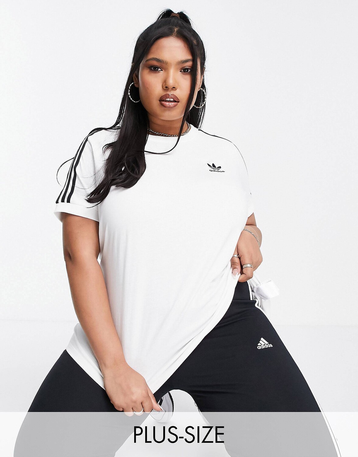 

Белая футболка с тремя полосками adidas Originals Plus