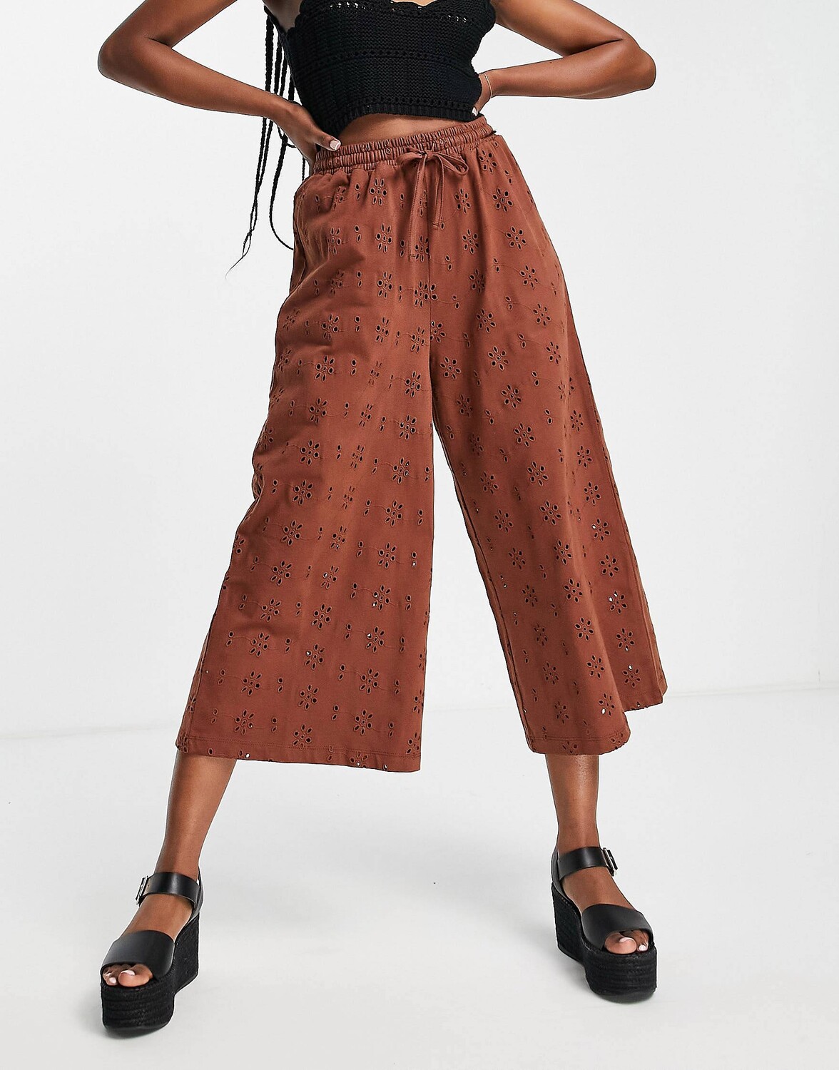 

Коричневые брюки-кюлоты с вышивкой ASOS DESIGN