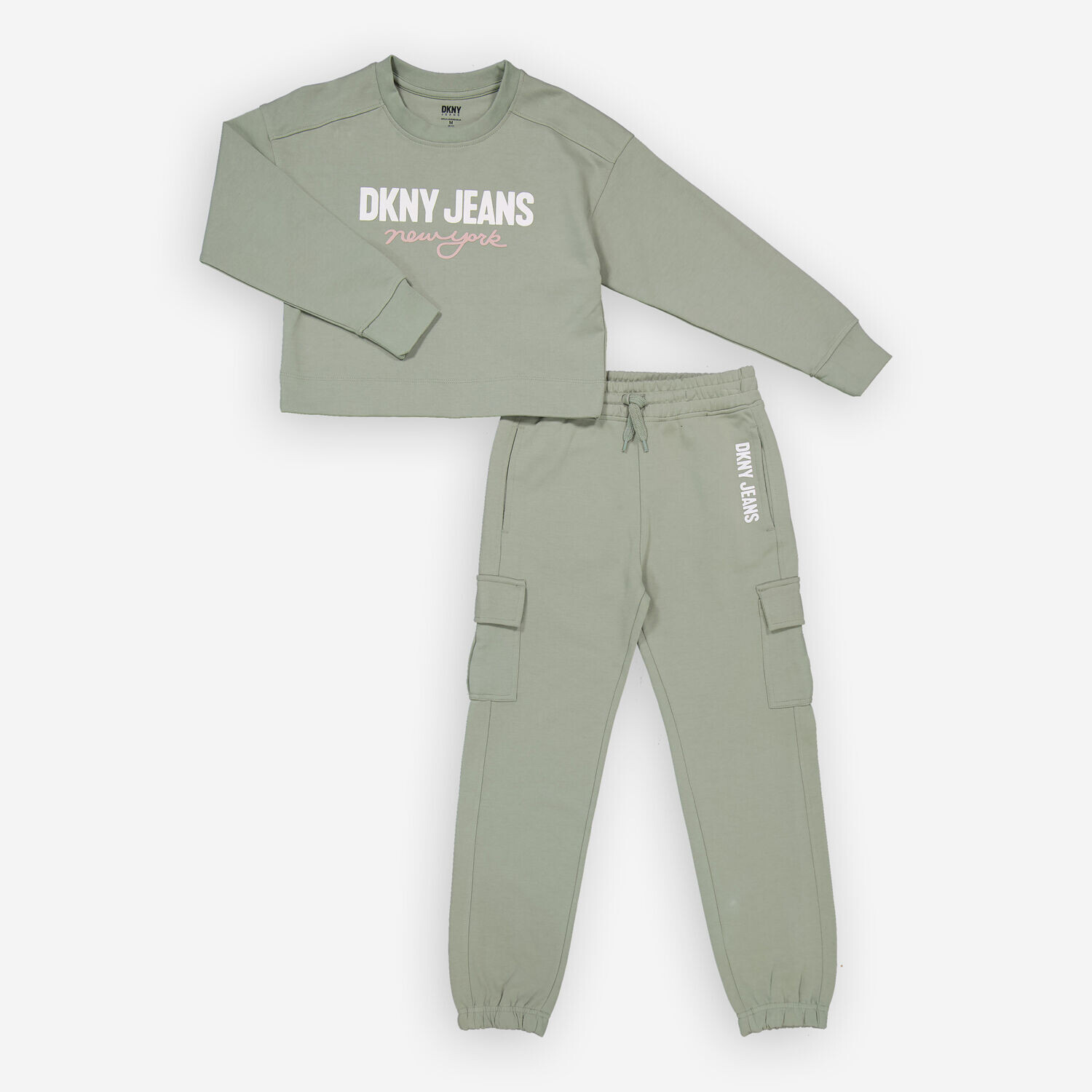 

Комплект-двойка, состоящий из зеленого свитшота и спортивных штанов DKNY Jeans