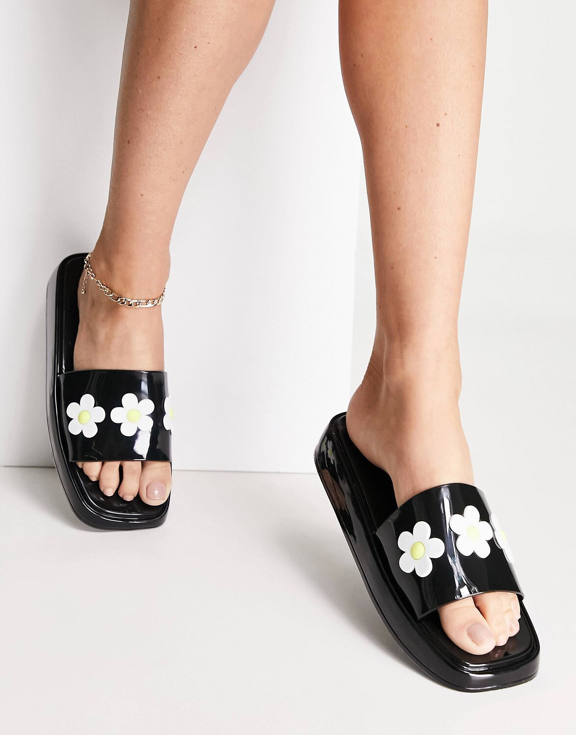 

Черные шлепанцы с цветочным принтом ASOS DESIGN Flora