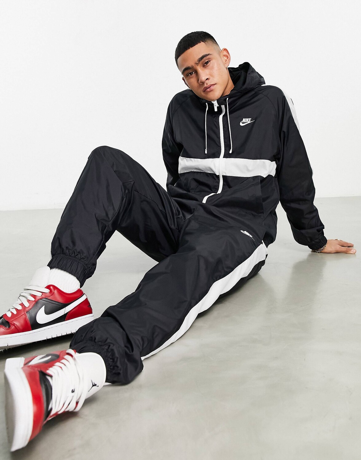 

Черный спортивный костюм Nike Club с полосками по бокам