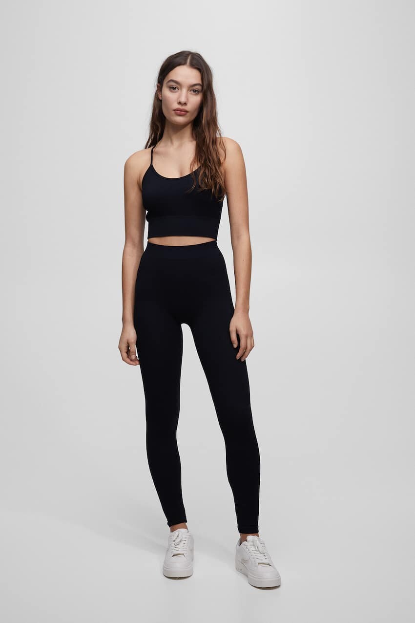 

Бесшовный комплект из топа и леггинсов Pull&Bear, черный