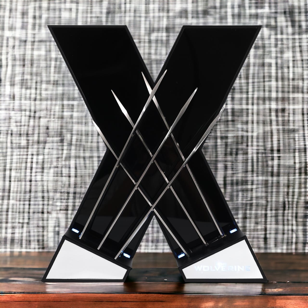 

Когти Россомахи на подставке Hing San Product Design - The Wolverine Life-Size Collectible Claws with Light Base Set