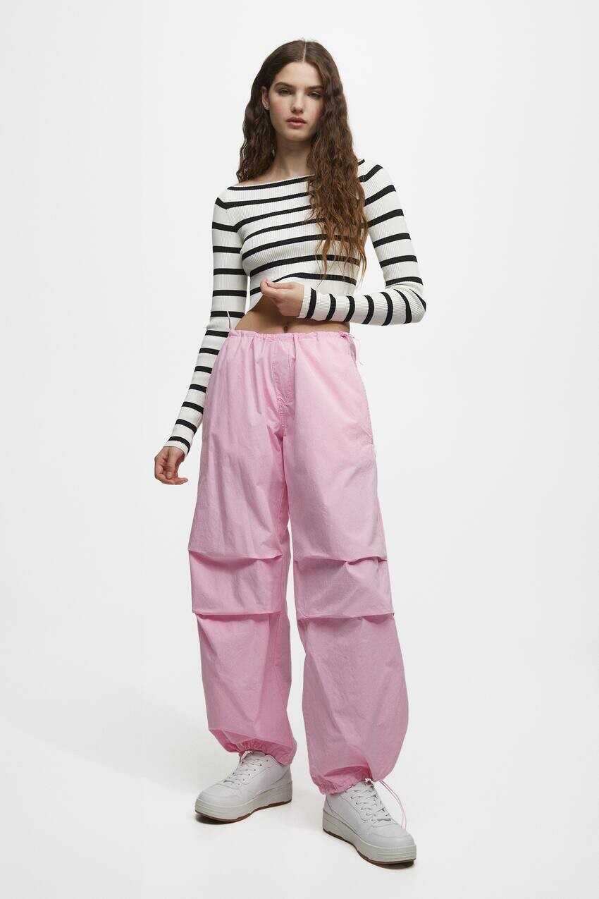 

Брюки-парашюты свободного кроя Pull&Bear, розовый