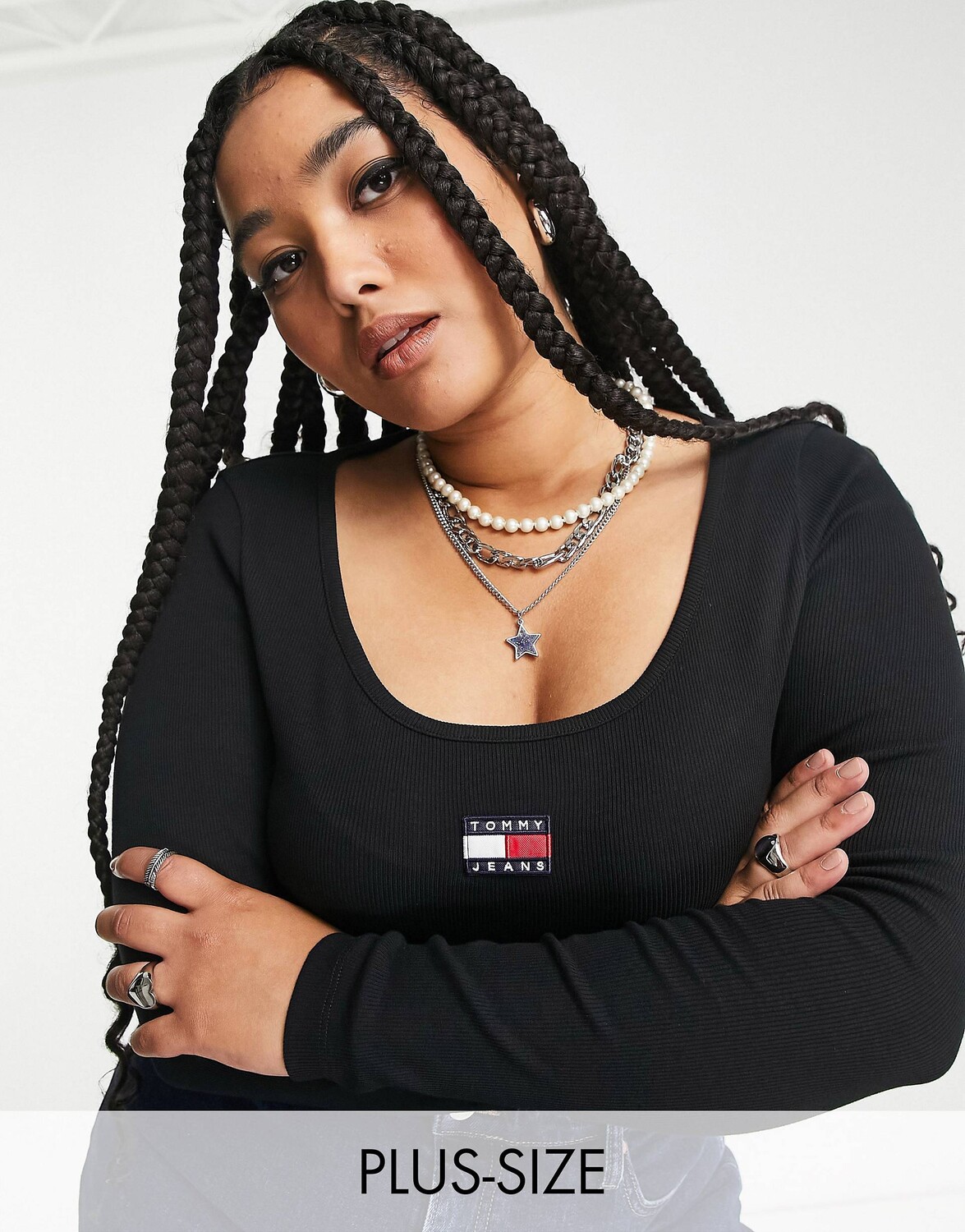 

Черная футболка в рубчик с длинными рукавами и логотипом Tommy Jeans Plus