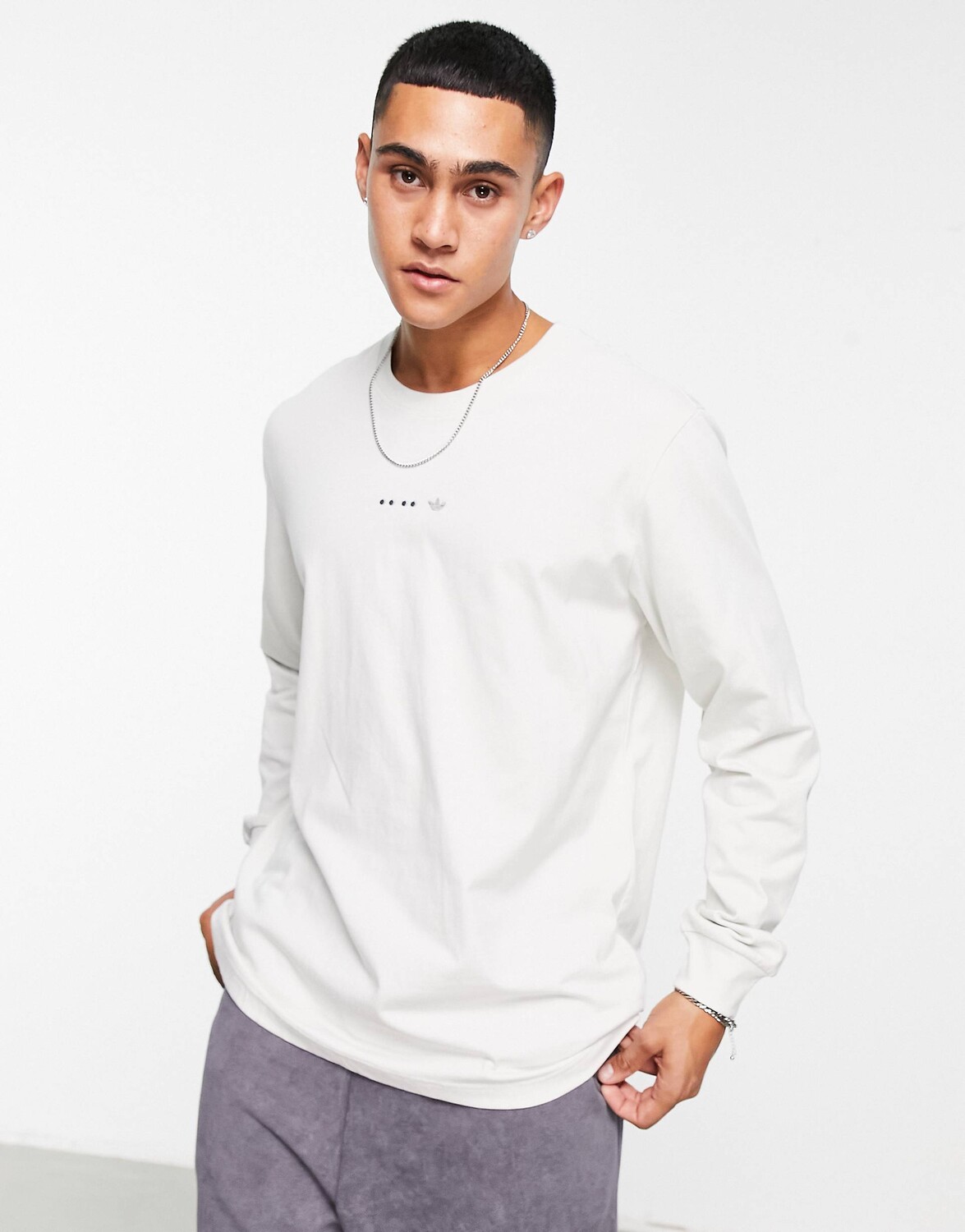 

Серая футболка с длинными рукавами и логотипом adidas Originals