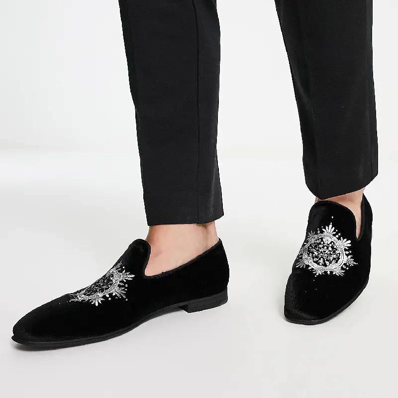 

Лоферы ASOS DESIGN из черного бархата с серебряной вышивкой
