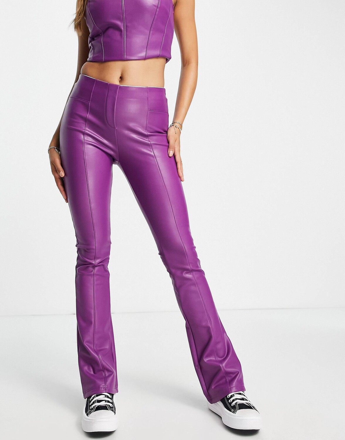 

Расклешенные брюки из искусственной кожи Miss Selfridge, фиолетовый