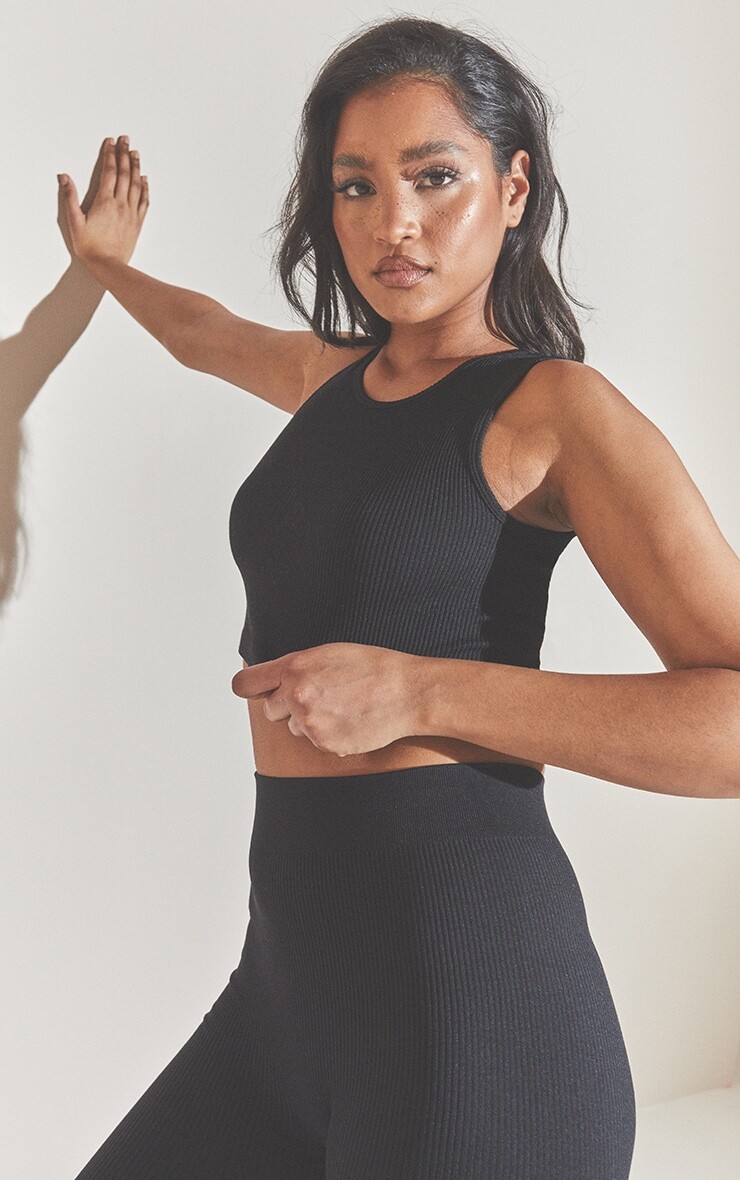 

PrettyLittleThing Черный структурированный укороченный топ без рукавов в рубчик