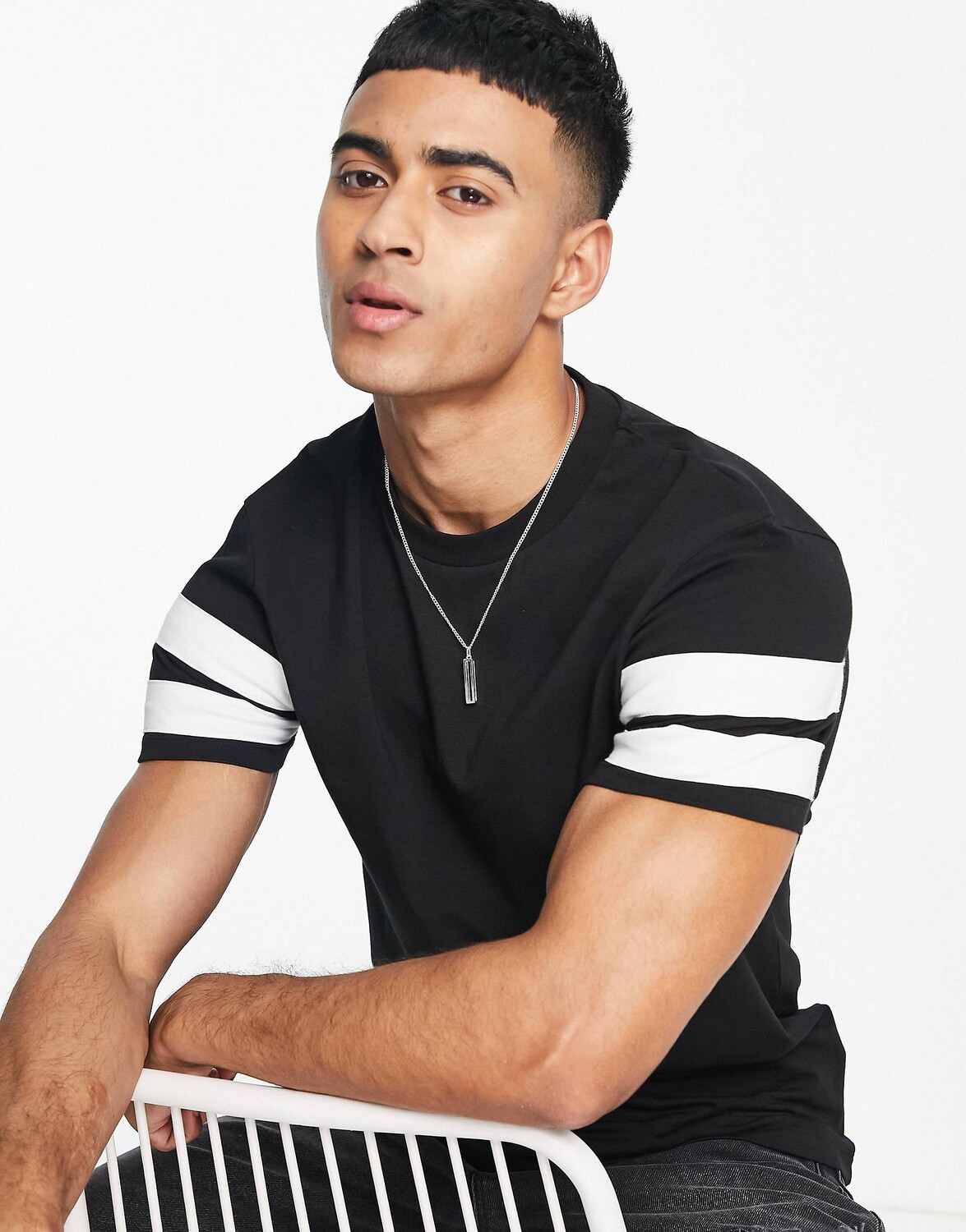 

Черная футболка скинни с контрастными полосками на рукавах ASOS DESIGN, Черный