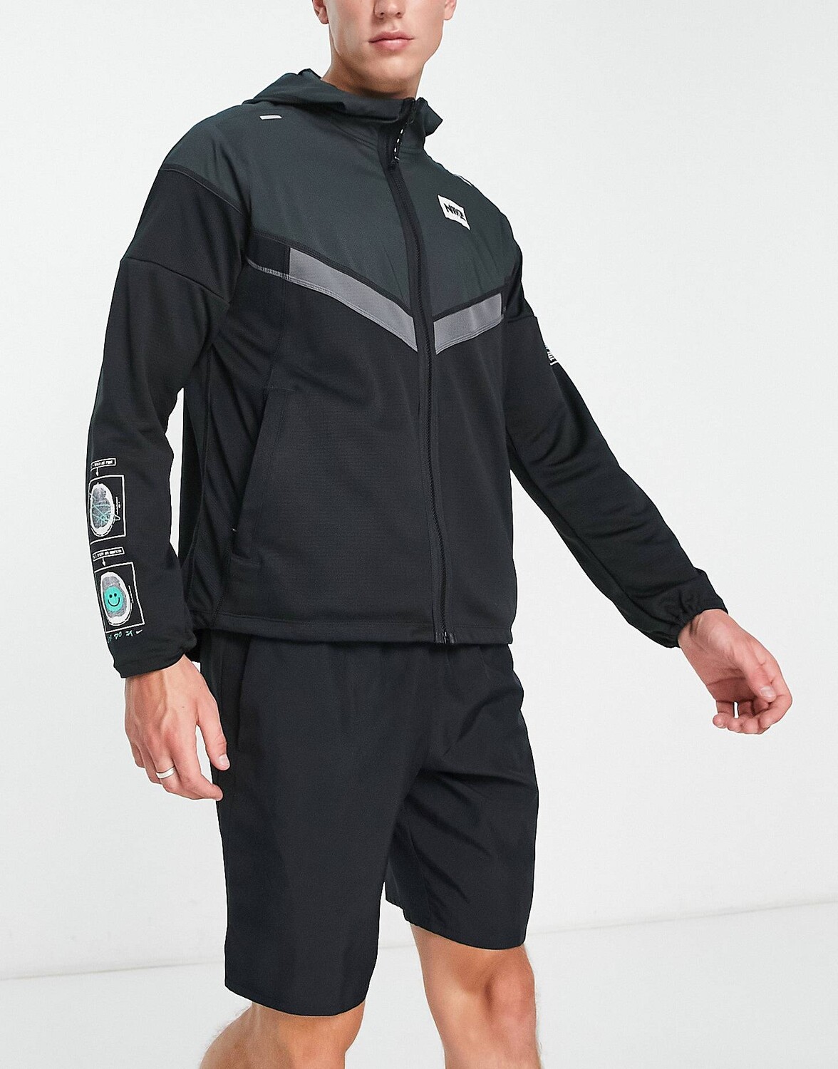 

Черная складная куртка Nike Running DYE Windrunner
