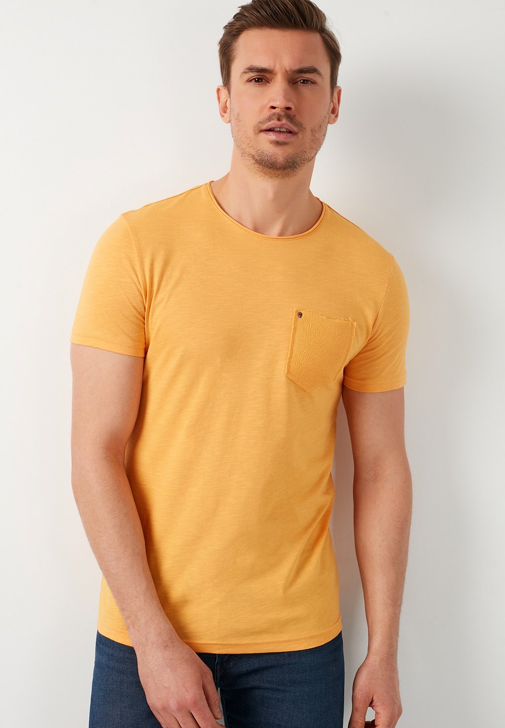 Базовая футболка Crew Neck Pocket Buratti, цвет mustard color