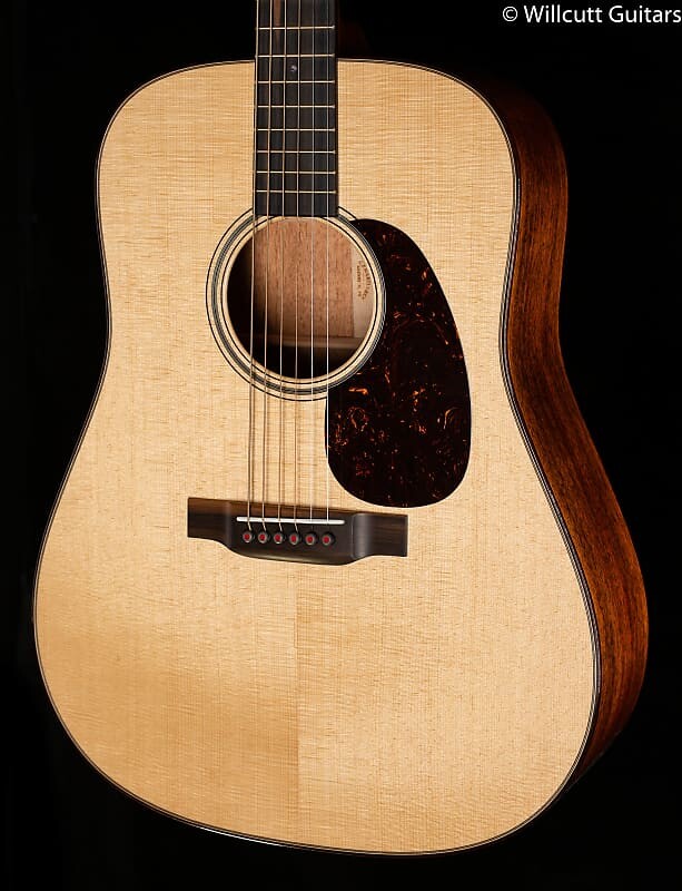 

Martin D-18 Modern Deluxe (060)