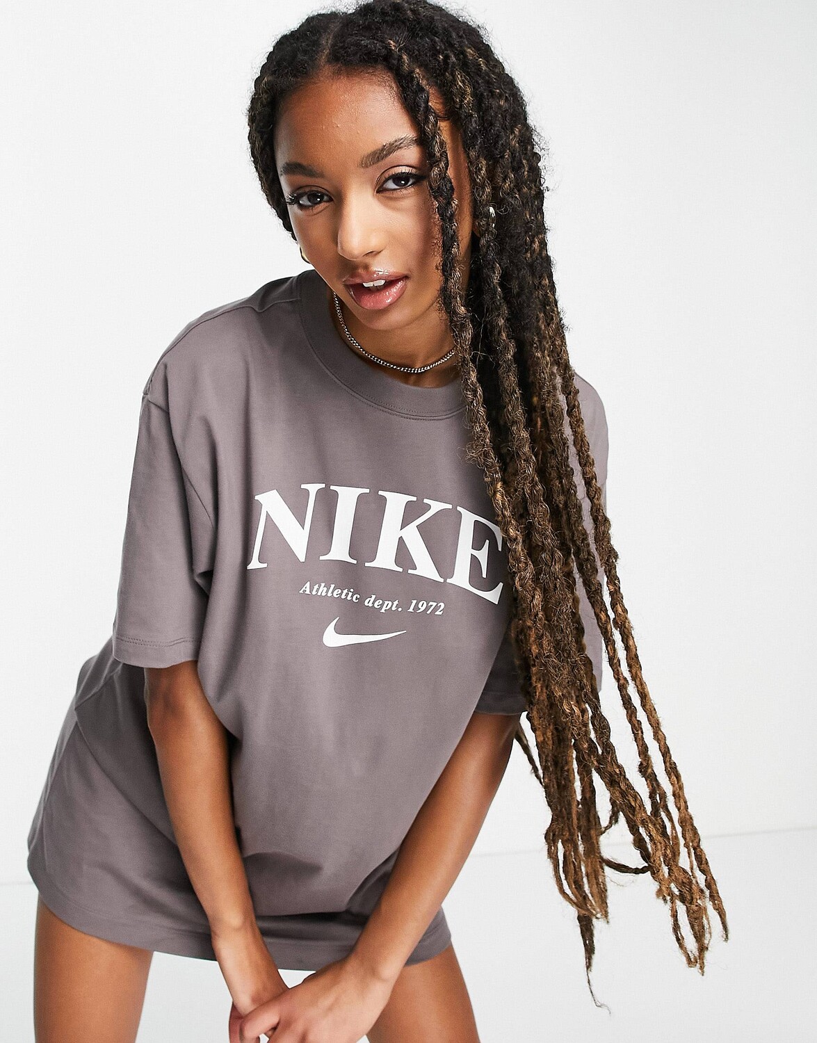 

Серое платье-футболка в стиле ретро Nike Essential