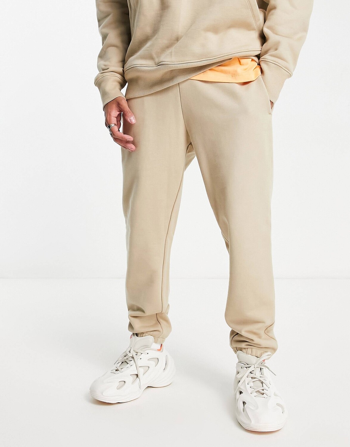 

Бежевые плотные зауженные джоггеры ASOS DESIGN