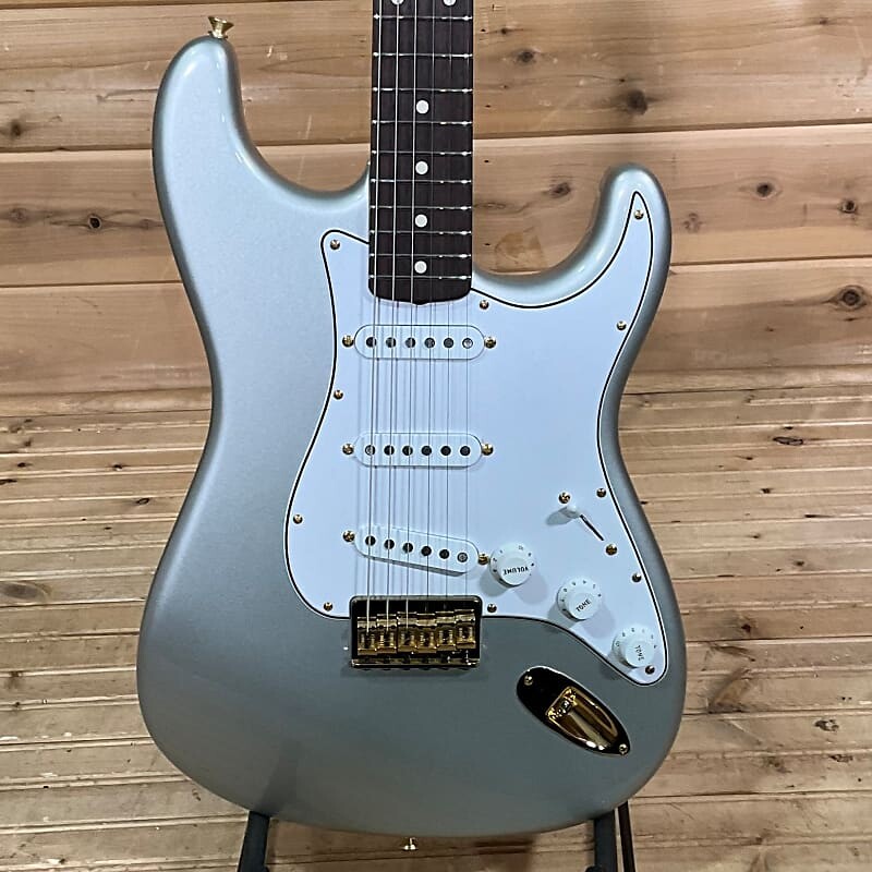 

Электрогитара Fender Custom Shop Robert Cray Signature Stratocaster - Inca Silver Custom Shop Robert Cray Signature Stratocaster Electric Guitar - Inca Silver