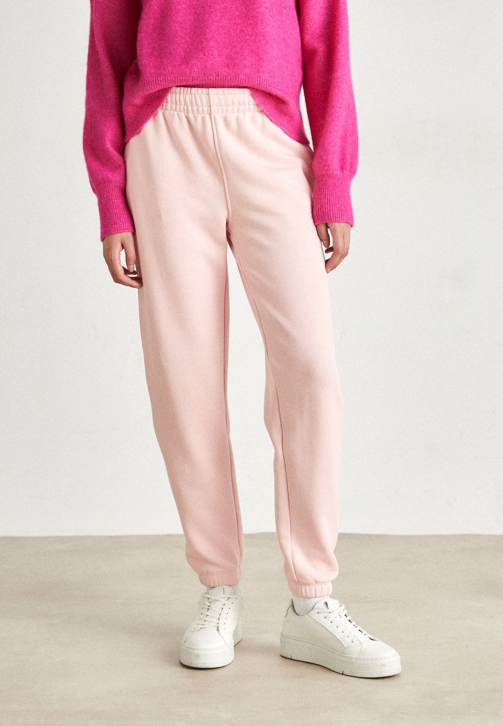 цена Спортивные брюки Lacoste, светло-розовый