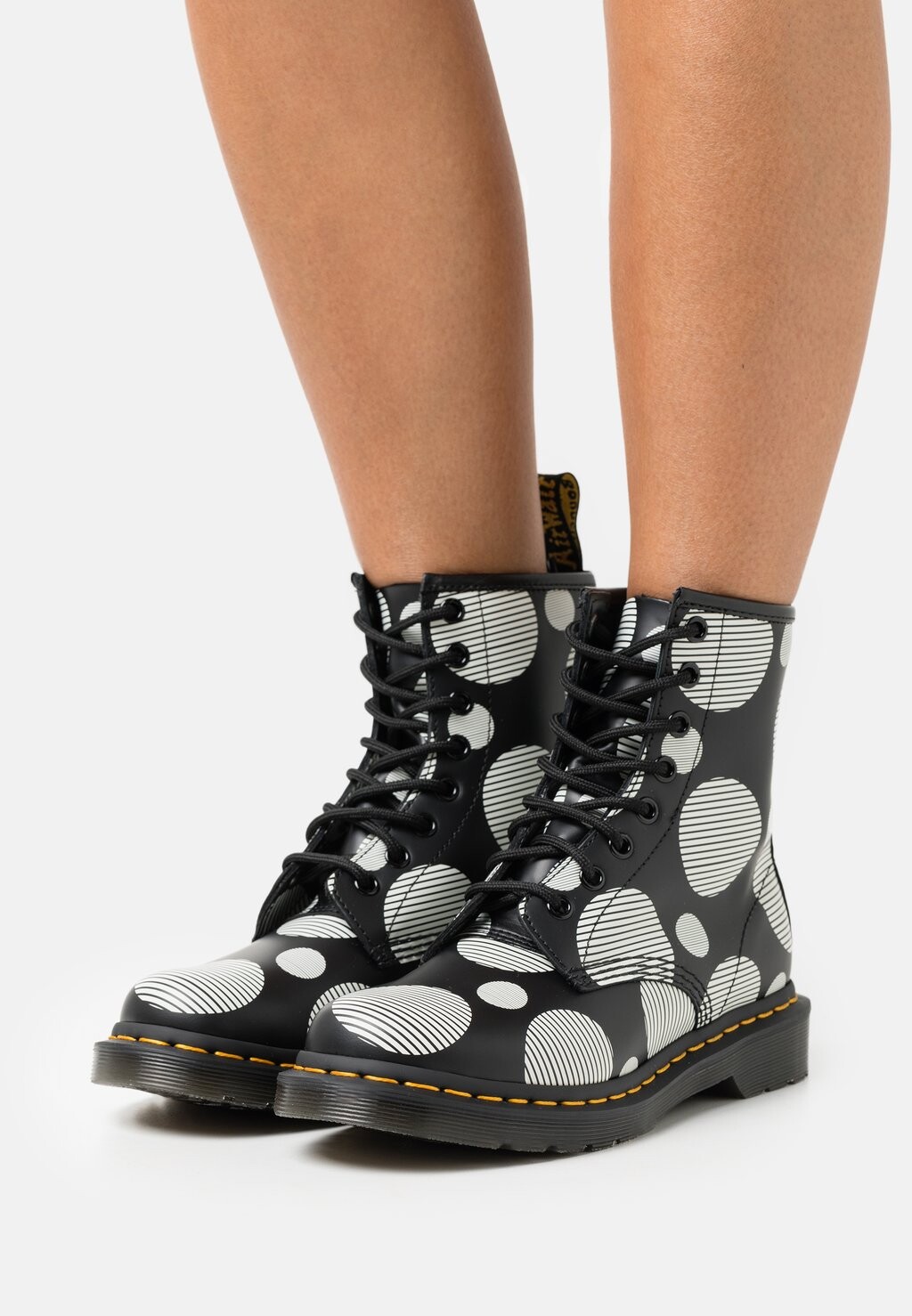 

Ботильоны на шнуровке 1460 Dr. Martens, черный/белый