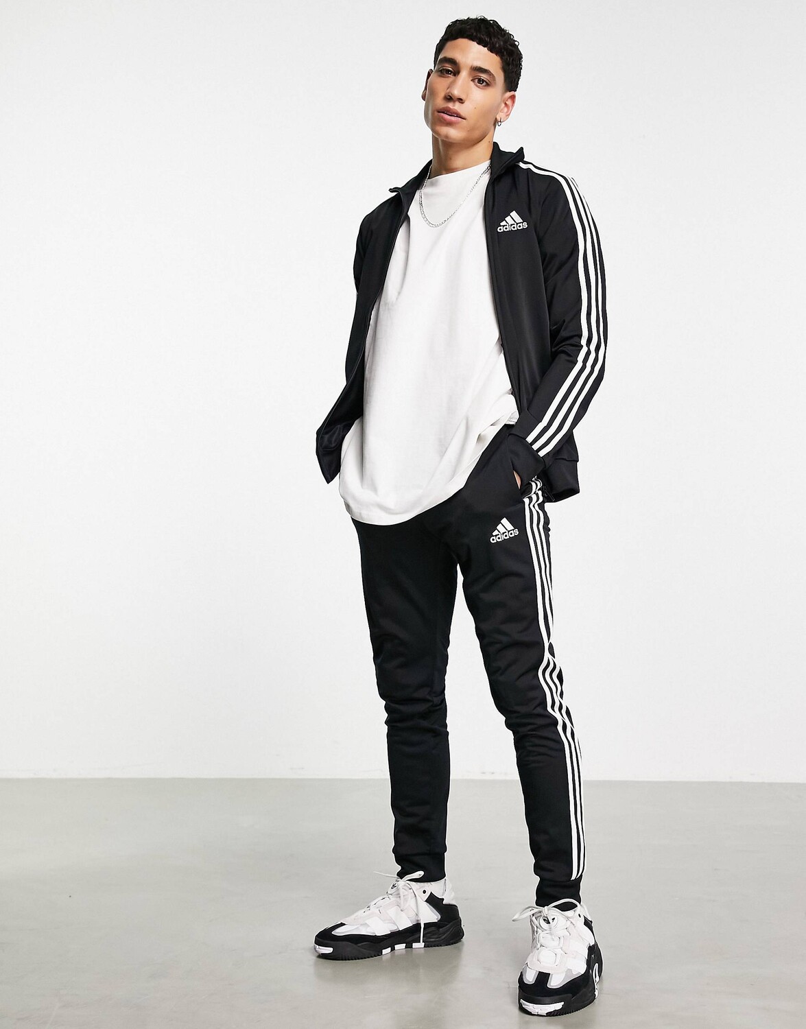 

Черный спортивный костюм с 3 полосками adidas Sportswear Essential