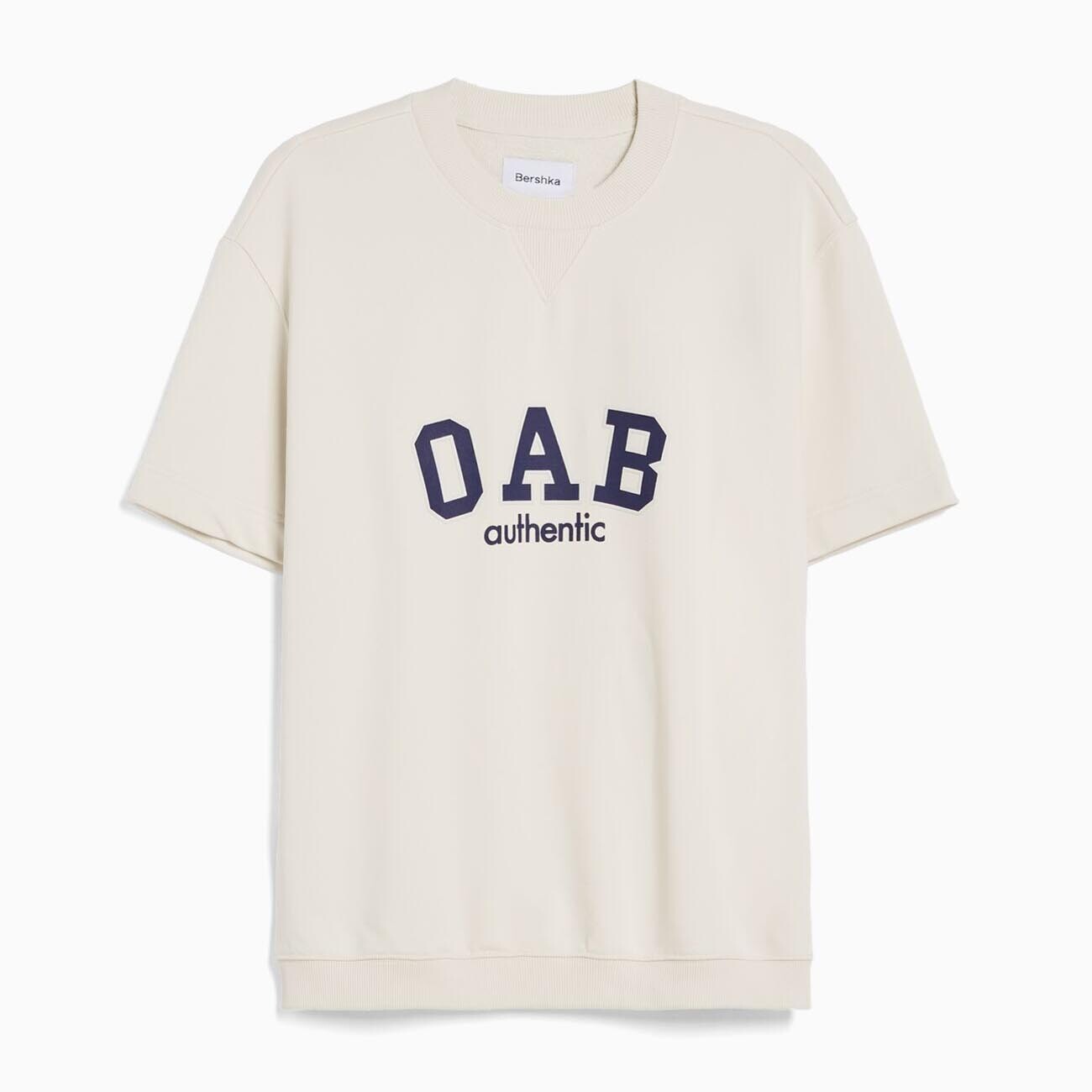 

Футболка Bershka Varsity Print Plush, белый с оттенком