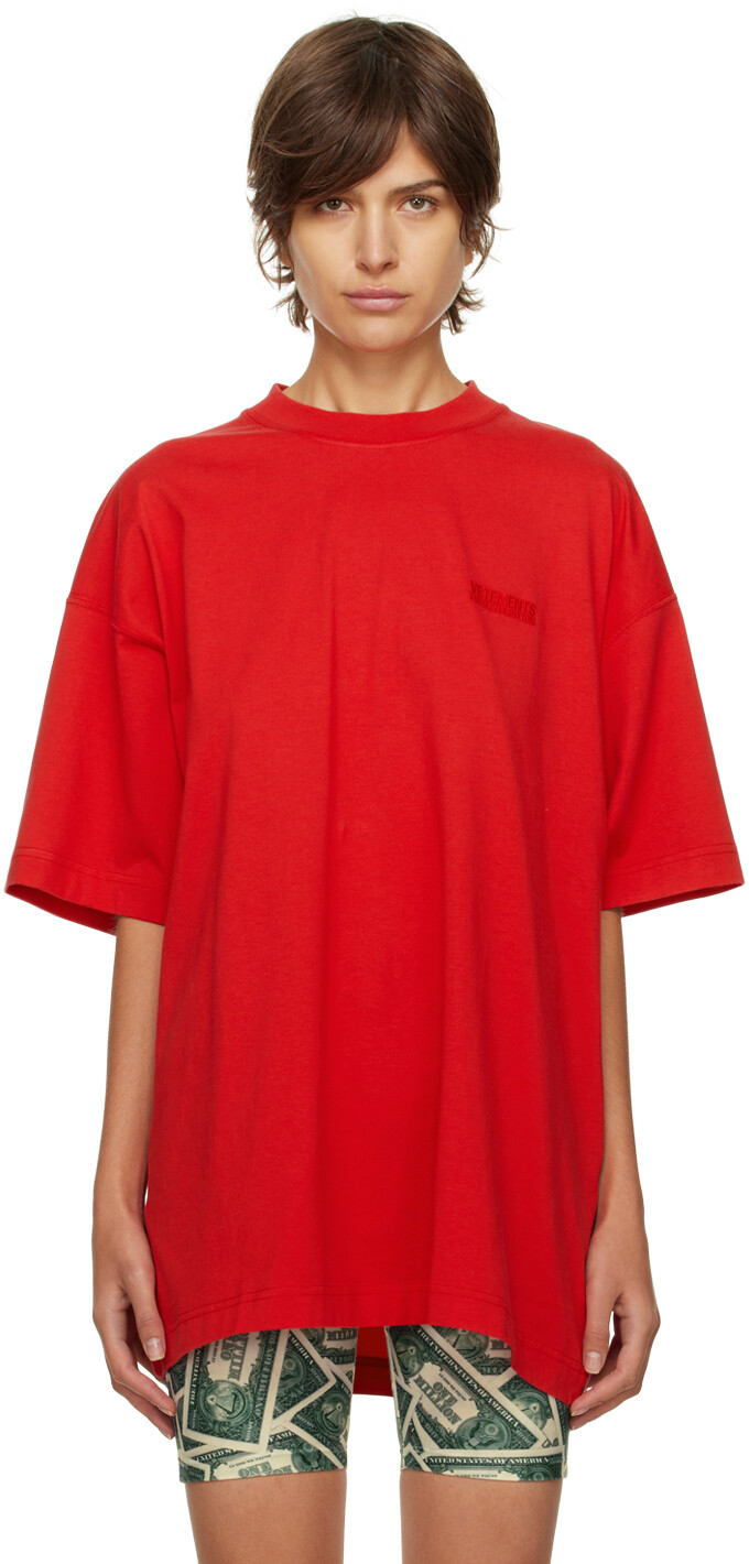 

Красная футболка с вышивкой VETEMENTS