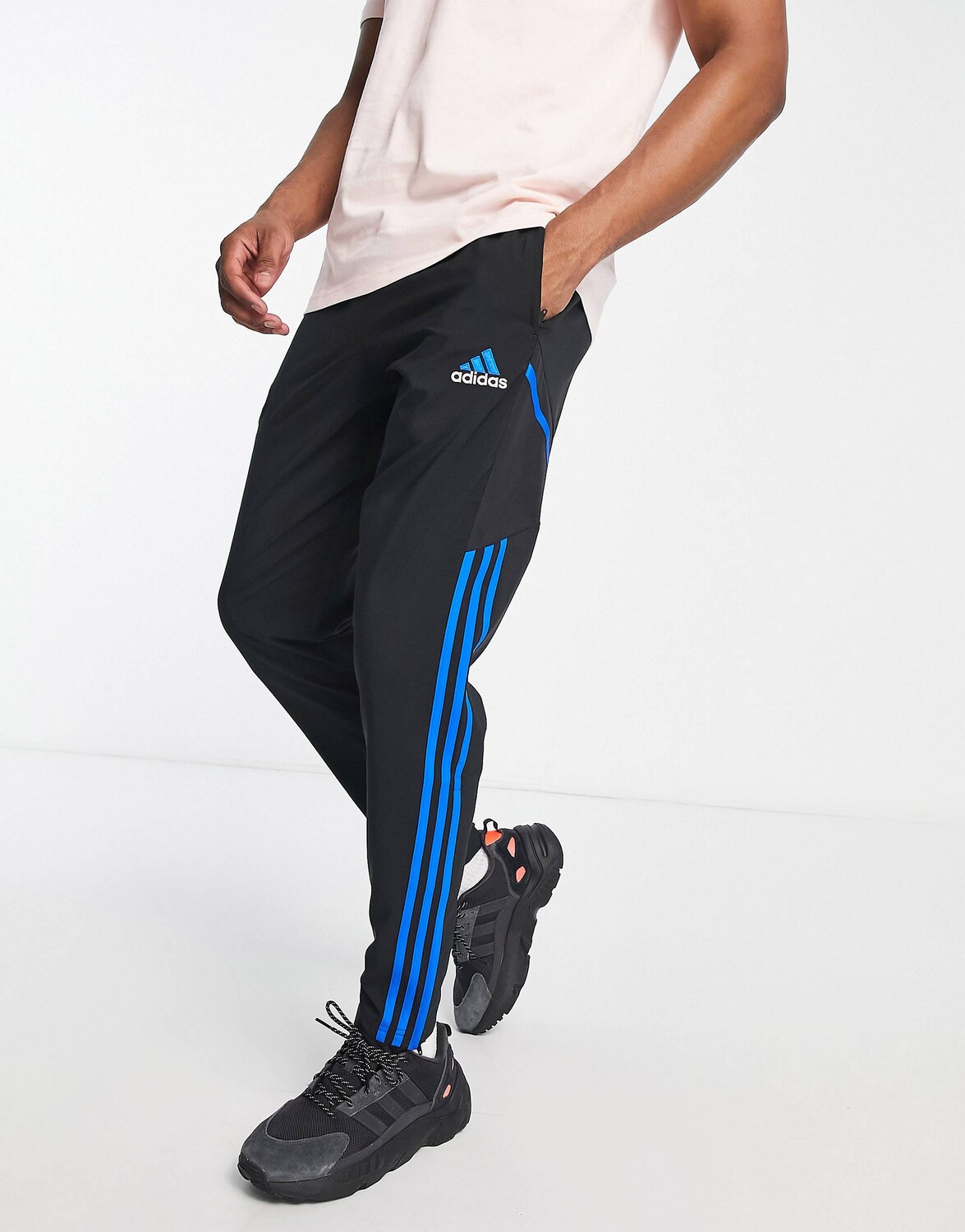 

Черно-розовые джоггеры adidas Football Manchester United