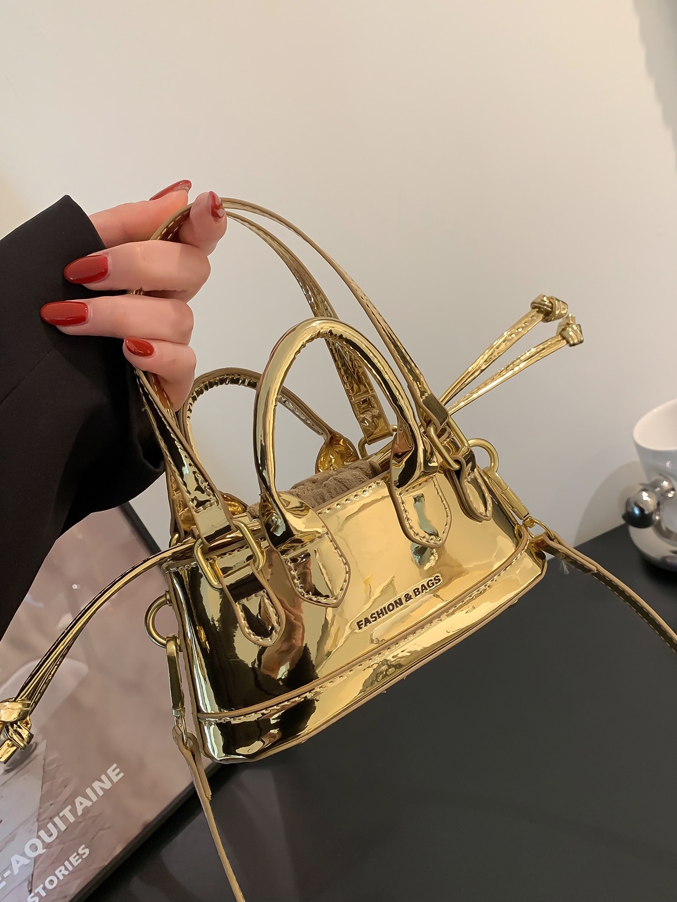 Миниатюрная сумка-саквояж с металлическим шнурком, золото