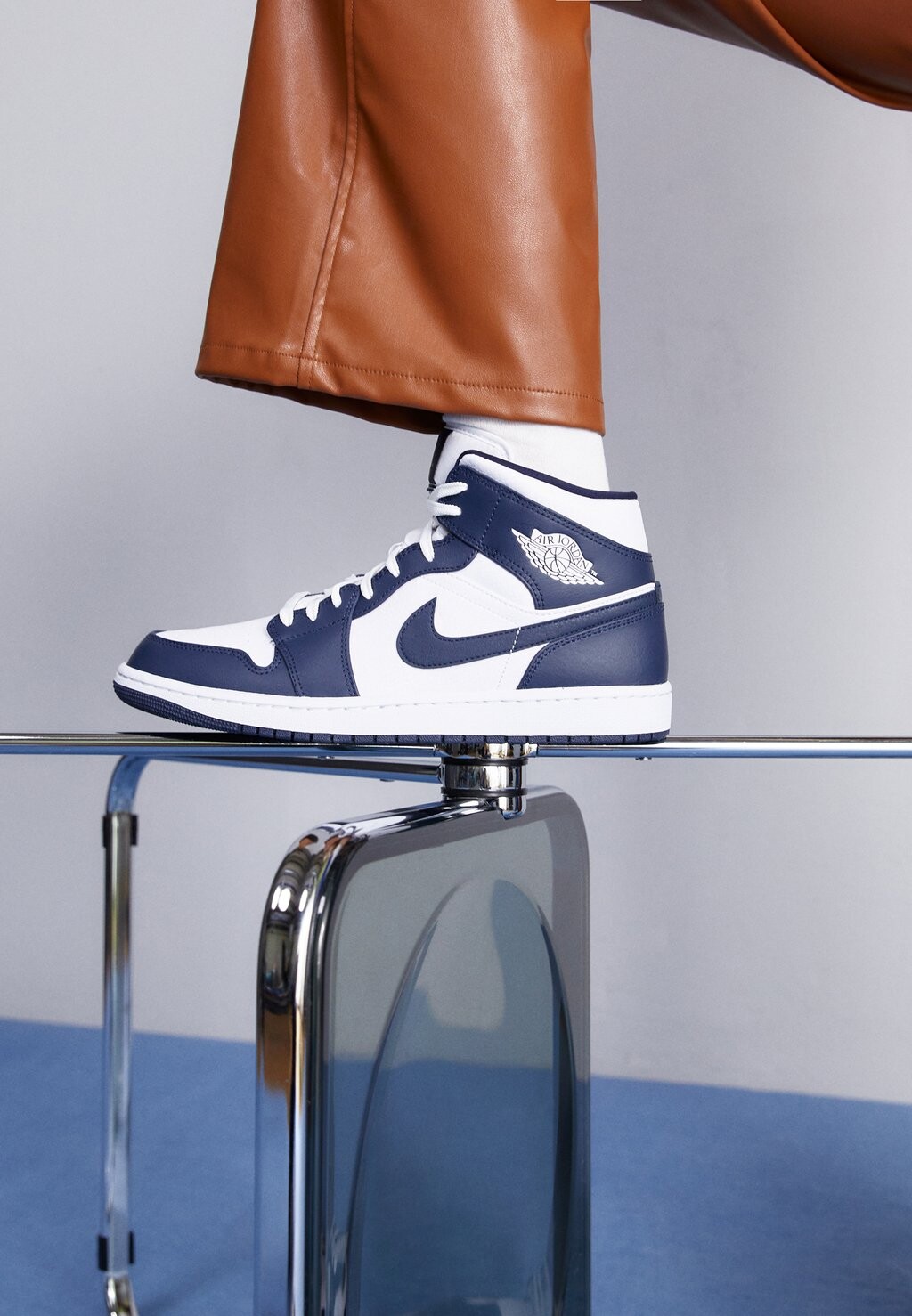 

Высокие кроссовки Jordan Air Jordan 1 Mid, белый / золотистый металлик