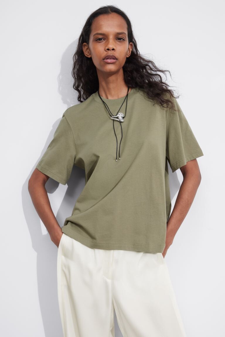 

Свободная футболка и другие истории H&M, хаки