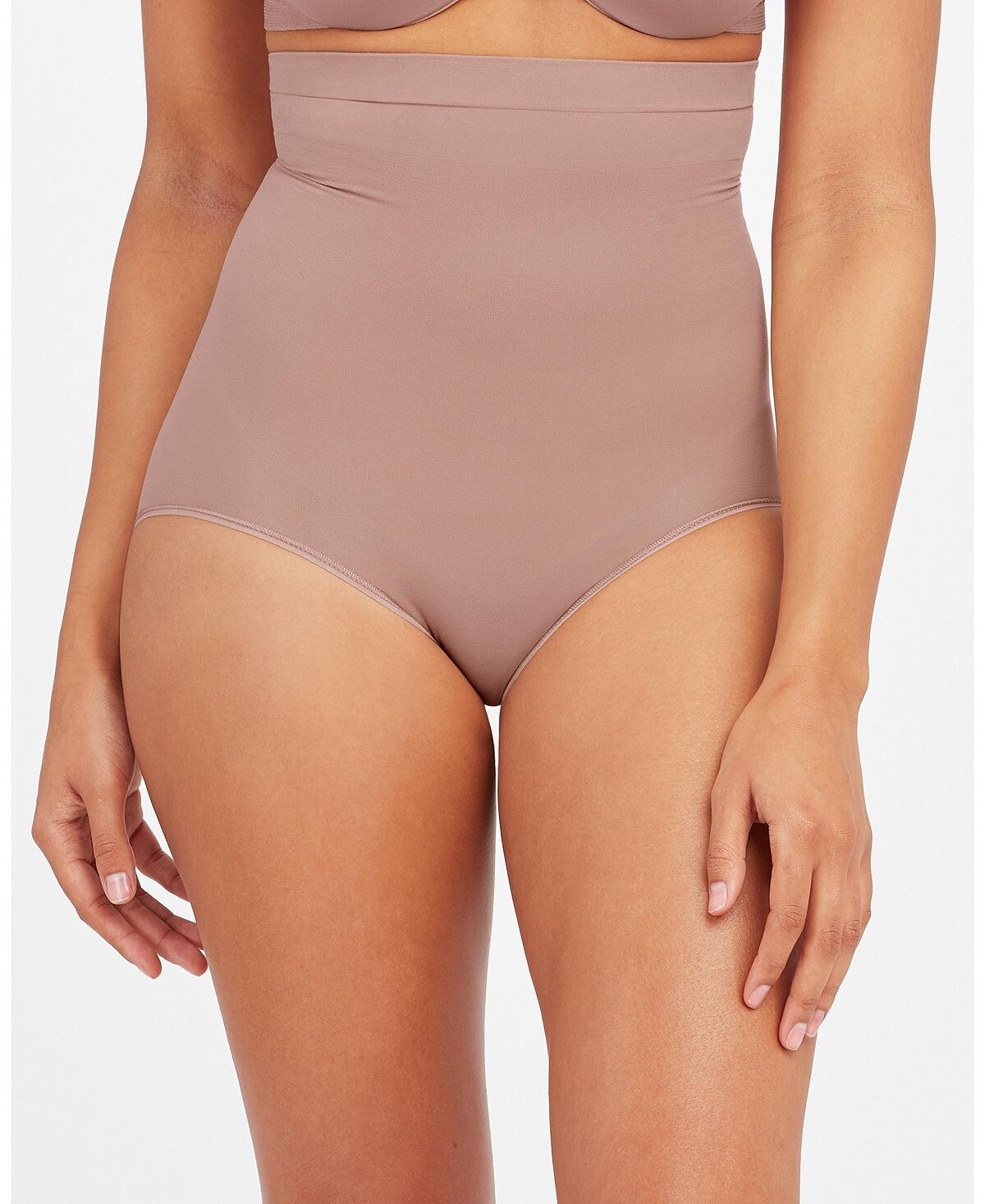 

Трусики High Power, также доступны в расширенных размерах. SPANX